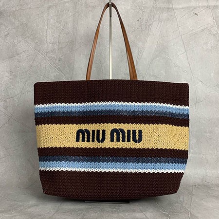 Miu Miuレプリカバッグ - 超軽量で大容量のファッショナブルな手提げバッグ、独特な棉布素材を使用し、市場で唯一の対版品質です。正面にはブランドの象徴的なMiu Miu刺繍が施されており、価格も手頃で、さまざまなスタイルに合わせてコーディネートできます。