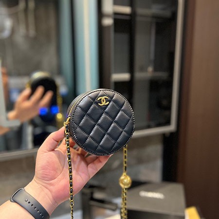 シャネル コピーバッグ、ゴールドボール ミニバッグ、1:1 レプリカ、N級 スーパーコピー、調整可能 ショルダーストラップ、ラムスキン風 素材、ダブルCロゴ、おしゃれ 少女系、2023 新作 バッグ