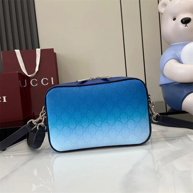 GUCCI クロマ レプリカ バッグ 激安 スーパーコピー N級 品質保証 メンズ ショルダーバッグ 2025 新作 ブランド コピー 通勤 ビジネス おしゃれ ミラノ スタイル GG ロゴ 変色 ブルー テクノロジー カラー 高級 レザー 小物 収納 人気 ランキング プレゼント おすすめ 限定 セール 本物 同等 素材 ファッション トレンド 最新 型 抜群 品質 コピー 品 激安 価格 送料無料 即日 発送
