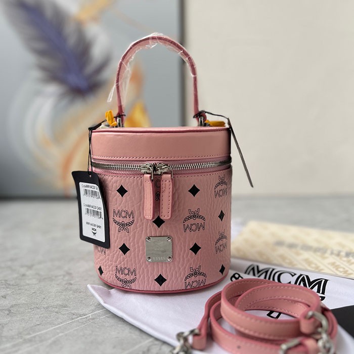 MCM コピーバッグ、MCM レプリカバッグ、MCM 偽物、N級品質、1:1 レプリカMCM、ブランドMCM同款、円筒型牛革バッグ、ピンクショルダーバッグ、少女シリーズバッグ、おしゃれジッパーバッグ、軽奢華風レディースバッグ、高級ブランドコピー、MCM同款レプリカ