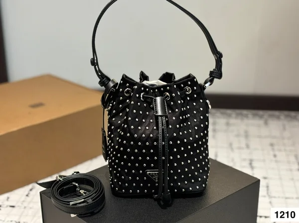 prada スタッズ バッグ