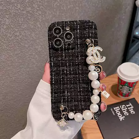 レディースに人気！シャネル（CHANEL）のiphone 14カバーです。シャネル iphone 16 15 ケース  Chanel iphone 16 15 ケースアイコニックなキルティングデザインとココマークが特徴！オシャレなチェーンストラップ付き、かつ高級感ある仕上がり！2色展開、どんなコーデにもマッチします！