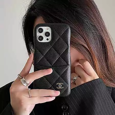 大人気のシャネルiPhone 15 Proケース シャネル iphone 16 ケースは、カードポケット付きで、高品質なレザー製です。また、金属のロゴも付いており、シャネルのブランドを象徴しています。このケースは、iPhone 14 Proにも対応しており、オシャレな女性の方におすすめのアイテムです。