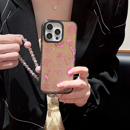 シャネル風のiPhone 15/15 Proケースをお。女性向けのデザインで、真珠チェーンが付いており、落下防止機能も備えています。ブランド:シャネル 素材:TPU 対応機種:Apple iphone 発送時期:在庫あり、通常1～3日以内発送;在庫なし、4～6日以内発送