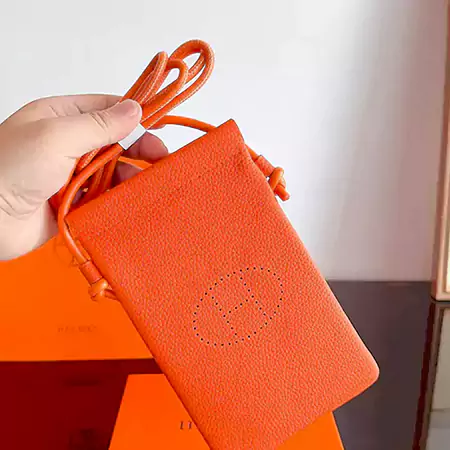 Hermes スマホポーチ iphone16