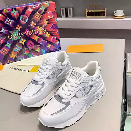 ハイブランド ルイヴィトン ランアウェイ スニーカー 革 流行り LOUIS VUITTON 人気 ロートップ スニーカー 2024秋冬 新作