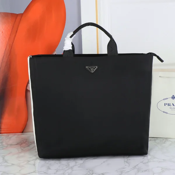 プラダ × アディダス Re-Nylon トートバッグ