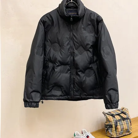 ルイヴィトン ダウン ジャケット エンボス加工
