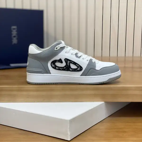 ディオール B57 ミッドトップ スニーカー