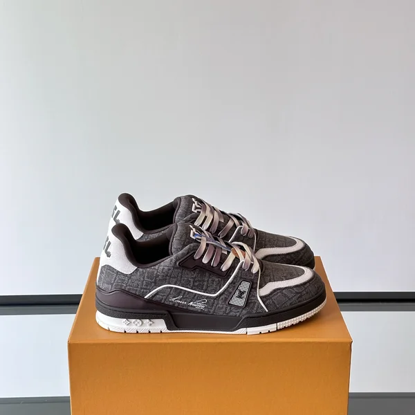 ルイヴィトン スニーカー 新品