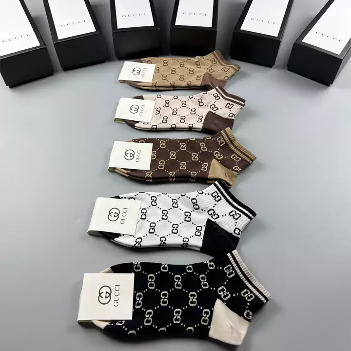 GUCCI（グッチ）ソックスのアップグレード版、防臭性、純綿素材！GGロゴが入ったハイエンドなカスタムカウンターの最新純綿製ダブルニードル製品、1箱に5足入り。2つのスタイル、ショートとロングがあります。