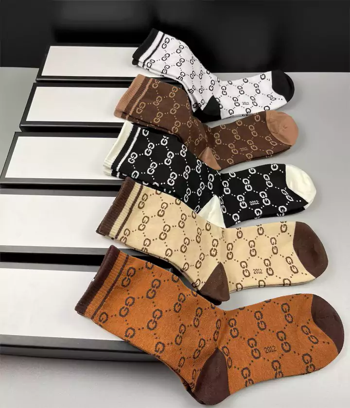 GUCCI（グッチ）ソックスのアップグレード版、防臭性、純綿素材！GGロゴが入ったハイエンドなカスタムカウンターの最新純綿製ダブルニードル製品、1箱に5足入り。2つのスタイル、ショートとロングがあります。