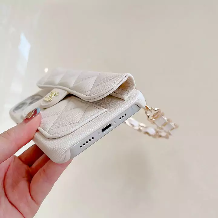 ブランド シャネル iphone 16 15 ケース シャネルのiPhone15/15pro/15promax/15plus用キャビアスマホケースは、高级レザー製で、カード収納機能も備えています。chanelのiPhone14pro/13promaxケースには、金属マークも付いています。アーガイルチェックや他にもスタイリッシュなデザインがあるので、女性に人気があります。