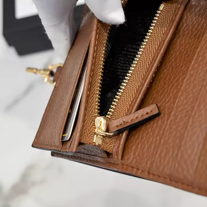 Gucci ビジネス風