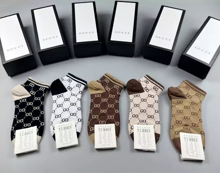 GUCCI（グッチ）ソックスのアップグレード版、防臭性、純綿素材！GGロゴが入ったハイエンドなカスタムカウンターの最新純綿製ダブルニードル製品、1箱に5足入り。2つのスタイル、ショートとロングがあります。