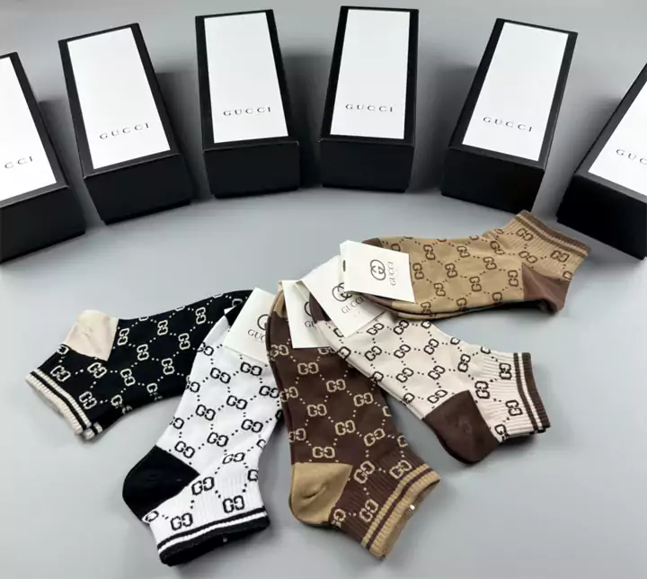 GUCCI（グッチ）ソックスのアップグレード版、防臭性、純綿素材！GGロゴが入ったハイエンドなカスタムカウンターの最新純綿製ダブルニードル製品、1箱に5足入り。2つのスタイル、ショートとロングがあります。