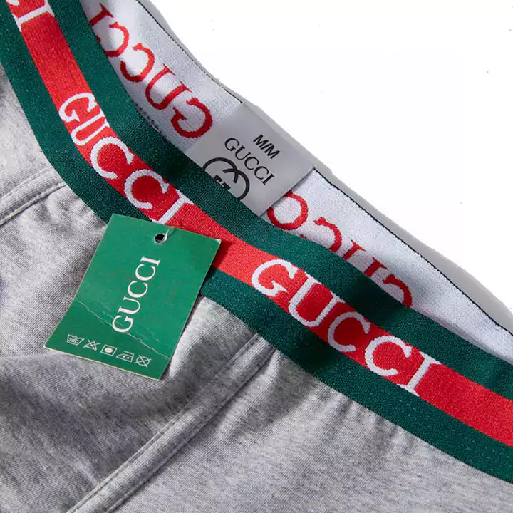 GUCCIボックス3枚組のボクサーパンツは、クラシックなカウンターボックスパンツで、純粋な綿素材で手触りが非常に良いです。ボールを起こさずに変形せず、通気性と吸湿性が非常に優れています。肌に優しく快適で、GUCCIロゴのパターンがフレームに沿ってデザインされています。ゴム入りのウエストバンドは緩みにくく、刺繍された小さなミツバチがあり、永遠のクラシックです。王者の選択肢であり、男性の魅力を完璧に表現し、雄々しさを演出します。