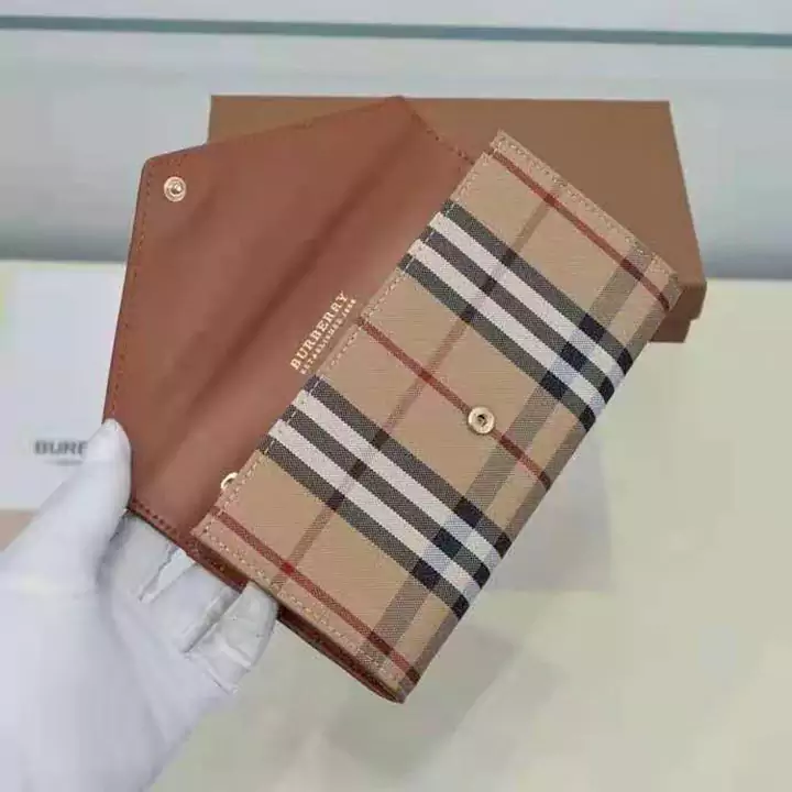 バーバリー長財布 横開き 欧米風