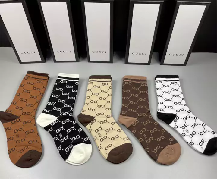 GUCCI（グッチ）ソックスのアップグレード版、防臭性、純綿素材！GGロゴが入ったハイエンドなカスタムカウンターの最新純綿製ダブルニードル製品、1箱に5足入り。2つのスタイル、ショートとロングがあります。