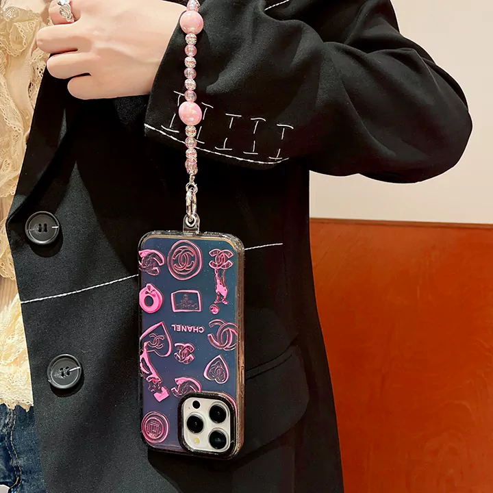 シャネル風のiPhone 15/15 Proケースをお。女性向けのデザインで、真珠チェーンが付いており、落下防止機能も備えています。ブランド:シャネル 素材:TPU 対応機種:Apple iphone 発送時期:在庫あり、通常1～3日以内発送;在庫なし、4～6日以内発送