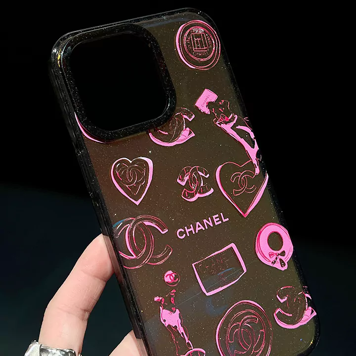 シャネル風のiPhone 15/15 Proケースをお。女性向けのデザインで、真珠チェーンが付いており、落下防止機能も備えています。ブランド:シャネル 素材:TPU 対応機種:Apple iphone 発送時期:在庫あり、通常1～3日以内発送;在庫なし、4～6日以内発送