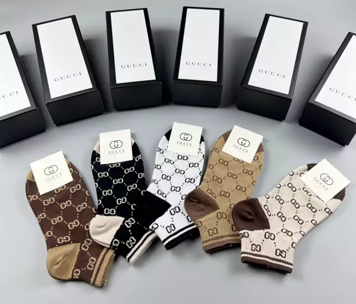 GUCCI（グッチ）ソックスのアップグレード版、防臭性、純綿素材！GGロゴが入ったハイエンドなカスタムカウンターの最新純綿製ダブルニードル製品、1箱に5足入り。2つのスタイル、ショートとロングがあります。