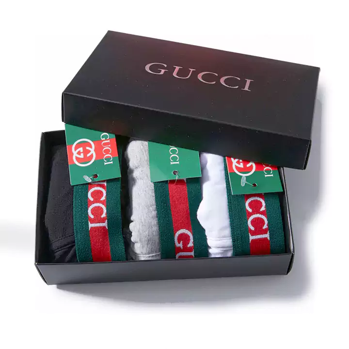GUCCIボックス3枚組のボクサーパンツは、クラシックなカウンターボックスパンツで、純粋な綿素材で手触りが非常に良いです。ボールを起こさずに変形せず、通気性と吸湿性が非常に優れています。肌に優しく快適で、GUCCIロゴのパターンがフレームに沿ってデザインされています。ゴム入りのウエストバンドは緩みにくく、刺繍された小さなミツバチがあり、永遠のクラシックです。王者の選択肢であり、男性の魅力を完璧に表現し、雄々しさを演出します。