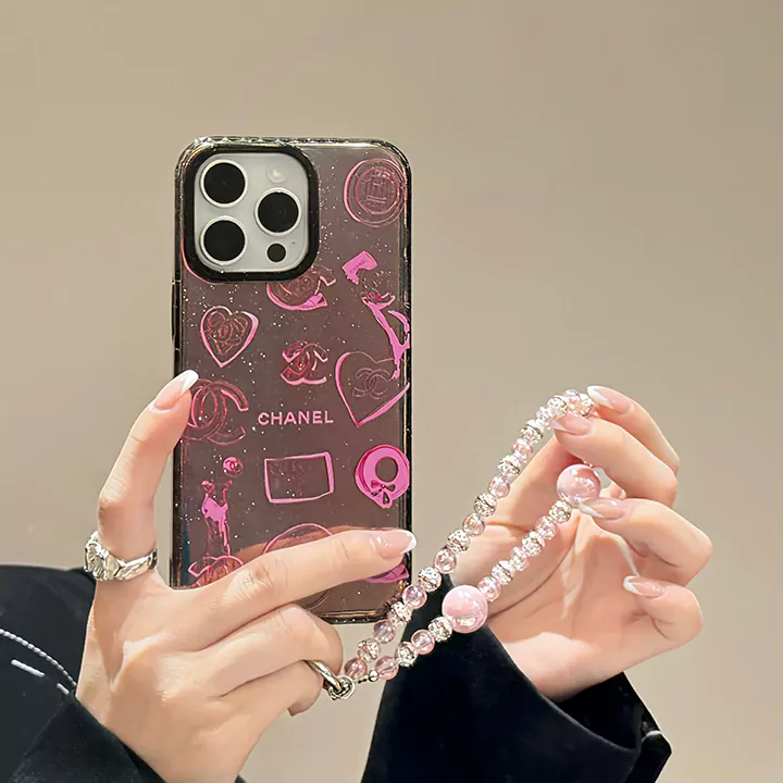 シャネル風のiPhone 15/15 Proケースをお。女性向けのデザインで、真珠チェーンが付いており、落下防止機能も備えています。ブランド:シャネル 素材:TPU 対応機種:Apple iphone 発送時期:在庫あり、通常1～3日以内発送;在庫なし、4～6日以内発送