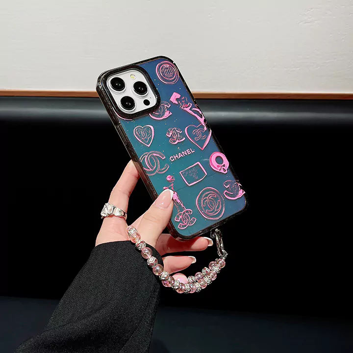 シャネル風のiPhone 15/15 Proケースをお。女性向けのデザインで、真珠チェーンが付いており、落下防止機能も備えています。ブランド:シャネル 素材:TPU 対応機種:Apple iphone 発送時期:在庫あり、通常1～3日以内発送;在庫なし、4～6日以内発送