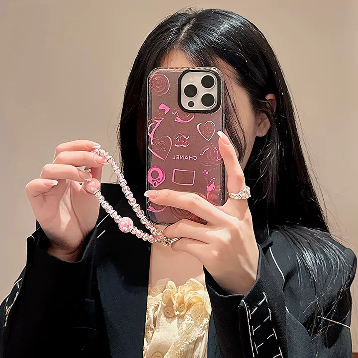 シャネル風のiPhone 15/15 Proケースをお。女性向けのデザインで、真珠チェーンが付いており、落下防止機能も備えています。ブランド:シャネル 素材:TPU 対応機種:Apple iphone 発送時期:在庫あり、通常1～3日以内発送;在庫なし、4～6日以内発送