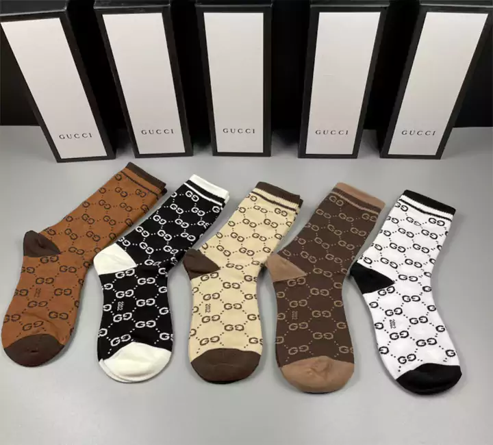 GUCCI（グッチ）ソックスのアップグレード版、防臭性、純綿素材！GGロゴが入ったハイエンドなカスタムカウンターの最新純綿製ダブルニードル製品、1箱に5足入り。2つのスタイル、ショートとロングがあります。