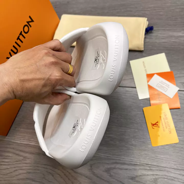 カップルに人気 ルイヴィトン べナッシ モノグラム サンダル ブラック ホワイト お洒落 LV スリッパ 高品質 ゴム