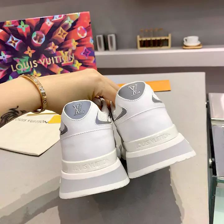 ハイブランド ルイヴィトン ランアウェイ スニーカー 革 流行り LOUIS VUITTON 人気 ロートップ スニーカー 2024秋冬 新作