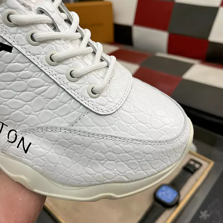 ホワイトスニーカー lv