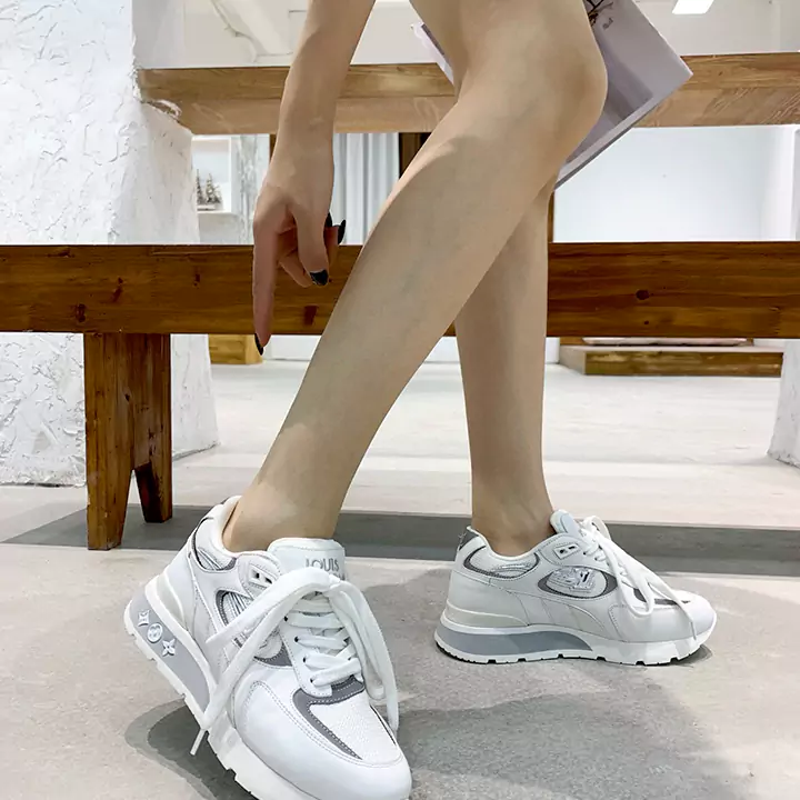 ハイブランド ルイヴィトン ランアウェイ スニーカー 革 流行り LOUIS VUITTON 人気 ロートップ スニーカー 2024秋冬 新作