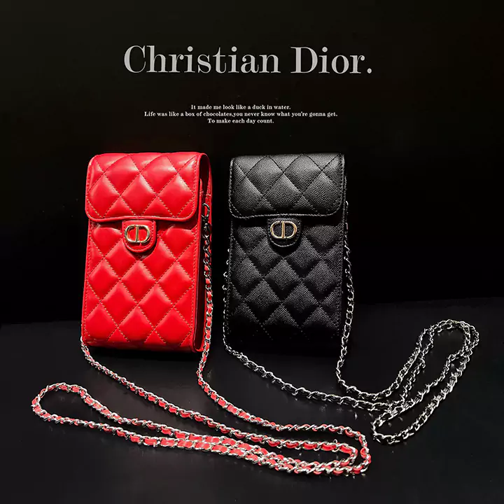 ディオールのスマホポーチやミニバッグは、その高品質な素材とカジュアルでスタイリッシュなデザインで、多くの女性に支持されています。全機種に対応し、斜めがけバッグとしても使用できるこのアイテムは、通勤や通学にぴったりです