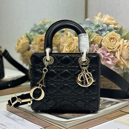 Diorバッグ、ブランドDiorバッグ、Diorスタイル、ショルダーバッグ、クロスボディバッグ、金属チャーム、ラムスキンLady Diorバッグ