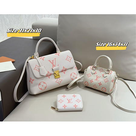 おしゃれな3in1マルチバッグセット！トレンディなプリントデザインと高品質な合成皮革を使用。普段使いから特別な日まで、1つで様々なスタイルに対応。この機会に、お手頃価格で最新トレンドのバッグを！