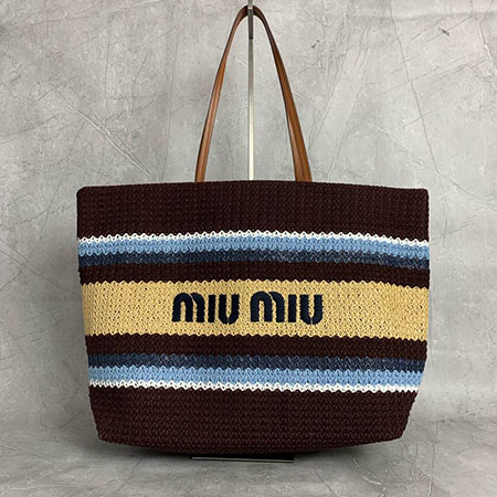 Miu Miuレプリカバッグ - 超軽量で大容量のファッショナブルな手提げバッグ、独特な棉布素材を使用し、市場で唯一の対版品質です。正面にはブランドの象徴的なMiu Miu刺繍が施されており、価格も手頃で、さまざまなスタイルに合わせてコーディネートできます。