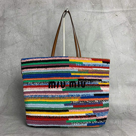 Miu Miuレプリカバッグ - 超軽量で大容量のファッショナブルな手提げバッグ、独特な棉布素材を使用し、市場で唯一の対版品質です。正面にはブランドの象徴的なMiu Miu刺繍が施されており、価格も手頃で、さまざまなスタイルに合わせてコーディネートできます。