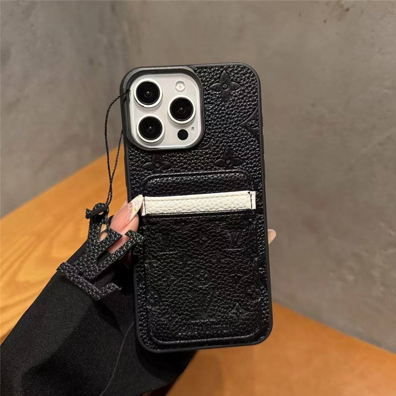 ルイヴィトン風背面収納型iPhoneケース。スマホの薄さを保持しながら、2枚のカードを収納可能です。モノグラムパターンの型押しされた大人っぽいデザインのアイフォンケースです。8色があり、ペアで持つのもおすすめ。