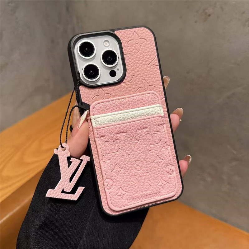 ルイヴィトン風背面収納型iPhoneケース。スマホの薄さを保持しながら、2枚のカードを収納可能です。モノグラムパターンの型押しされた大人っぽいデザインのアイフォンケースです。8色があり、ペアで持つのもおすすめ。