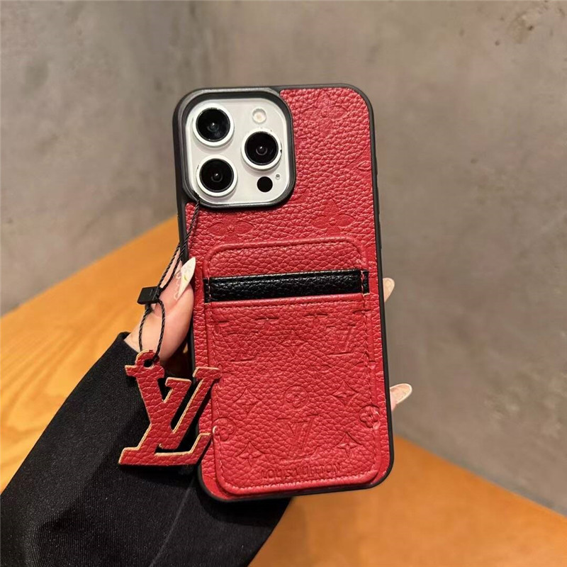 ルイヴィトン風背面収納型iPhoneケース。スマホの薄さを保持しながら、2枚のカードを収納可能です。モノグラムパターンの型押しされた大人っぽいデザインのアイフォンケースです。8色があり、ペアで持つのもおすすめ。
