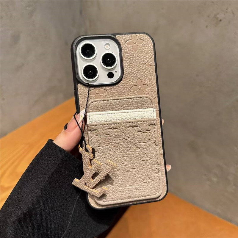 ルイヴィトン風背面収納型iPhoneケース。スマホの薄さを保持しながら、2枚のカードを収納可能です。モノグラムパターンの型押しされた大人っぽいデザインのアイフォンケースです。8色があり、ペアで持つのもおすすめ。