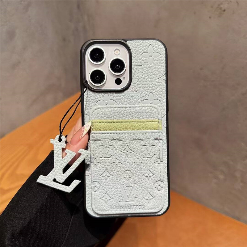 ルイヴィトン風背面収納型iPhoneケース。スマホの薄さを保持しながら、2枚のカードを収納可能です。モノグラムパターンの型押しされた大人っぽいデザインのアイフォンケースです。8色があり、ペアで持つのもおすすめ。