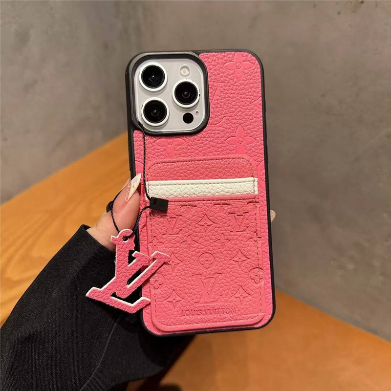 ルイヴィトン風背面収納型iPhoneケース。スマホの薄さを保持しながら、2枚のカードを収納可能です。モノグラムパターンの型押しされた大人っぽいデザインのアイフォンケースです。8色があり、ペアで持つのもおすすめ。