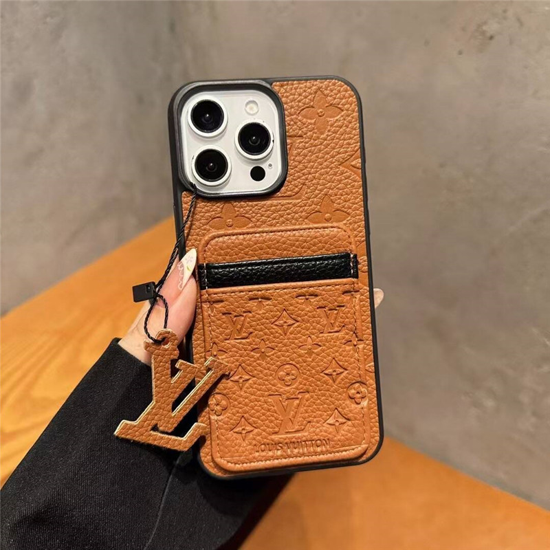 ルイヴィトン風背面収納型iPhoneケース。スマホの薄さを保持しながら、2枚のカードを収納可能です。モノグラムパターンの型押しされた大人っぽいデザインのアイフォンケースです。8色があり、ペアで持つのもおすすめ。