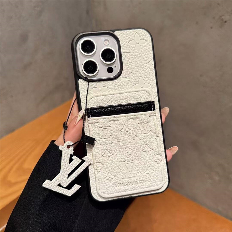 ルイヴィトン風背面収納型iPhoneケース。スマホの薄さを保持しながら、2枚のカードを収納可能です。モノグラムパターンの型押しされた大人っぽいデザインのアイフォンケースです。8色があり、ペアで持つのもおすすめ。