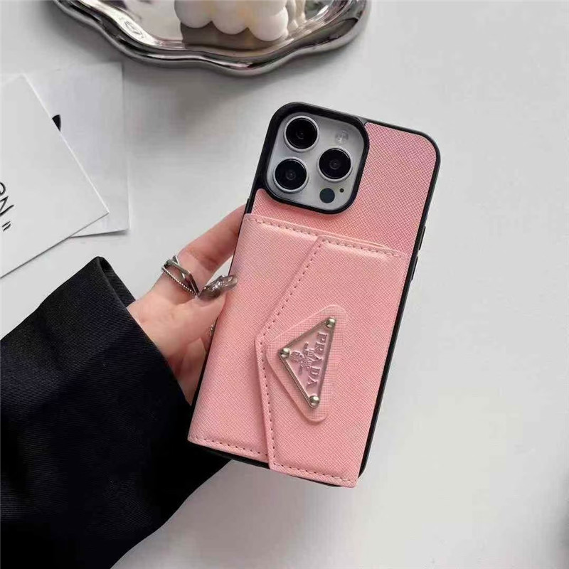 プラダ風iPhone17/17proケース。アイコニックな三角プレートをあしらい、シンプルで洗練されたデザインはシーンを選ばない！アコーディオンカード収納付き、カードやお札、小物をしっかり収納！