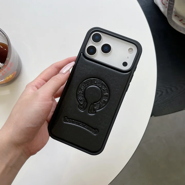 クロームハーツiphone17ケース レザー エンボスロゴ